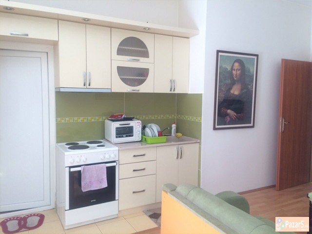 СЕ ИЗДАВА ТРОСОБЕН СТАН ВО ЦЕНТАР/УНИВЕРЗАЛНА САЛА