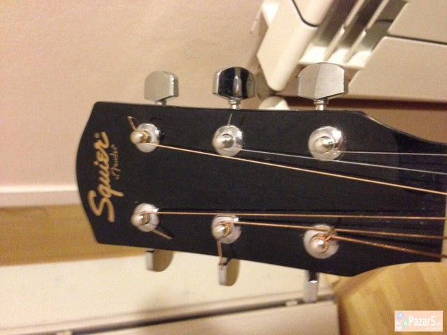 Prodavam Squier Akusticna Gitara