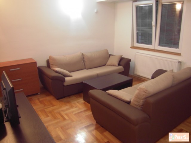 Се изнајмува двособен стан во Центар