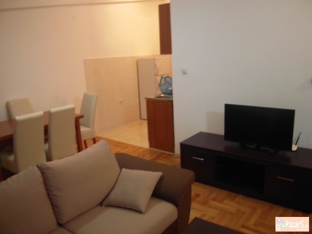 Се изнајмува двособен стан во Центар