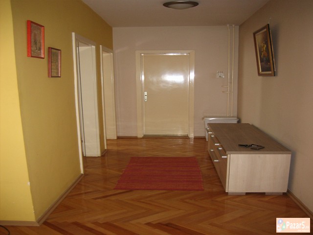 СЕ ИЗДАВА ТРОСОБЕН СТАН КАЈ УНИВЕРЗАЛНА