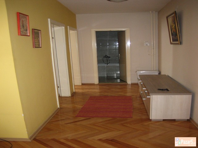 СЕ ИЗДАВА ТРОСОБЕН СТАН КАЈ УНИВЕРЗАЛНА