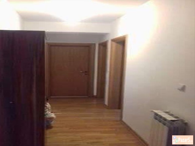 СЕ ИЗДАВА ТРОСОБЕН СТАН КАЈ УНИВЕРЗАЛНА САЛА