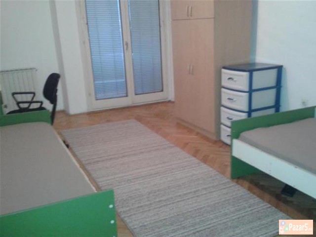 СЕ ИЗДАВА ТРОСОБЕН СТАН ВО КАПИШТЕЦ