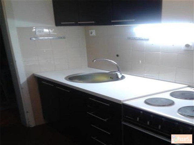 СЕ ИЗДАВА ТРОСОБЕН СТАН ВО КАПИШТЕЦ