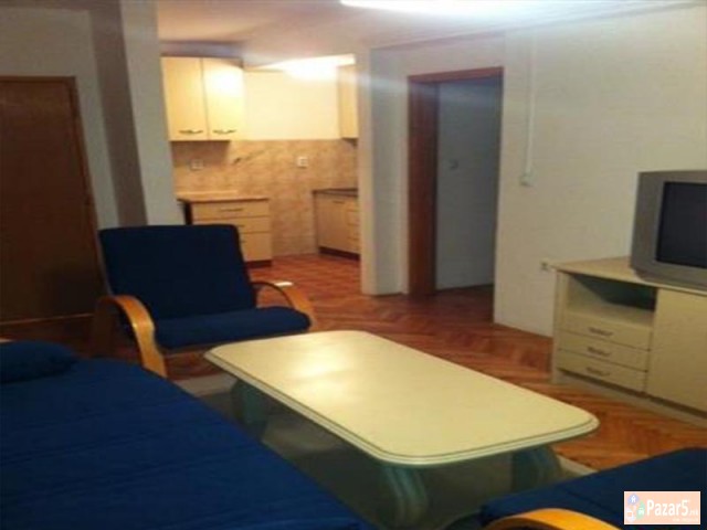 СЕ ИЗДАВА ГАРСОЊЕРА КАЈ НОВА ЖЕЛЕЗНИЧКА