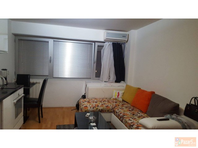 Izdavam Garsonjera Vo Debar Maalo