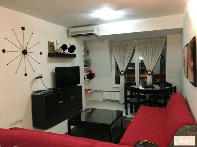 Реновиран трособен стан во Центар