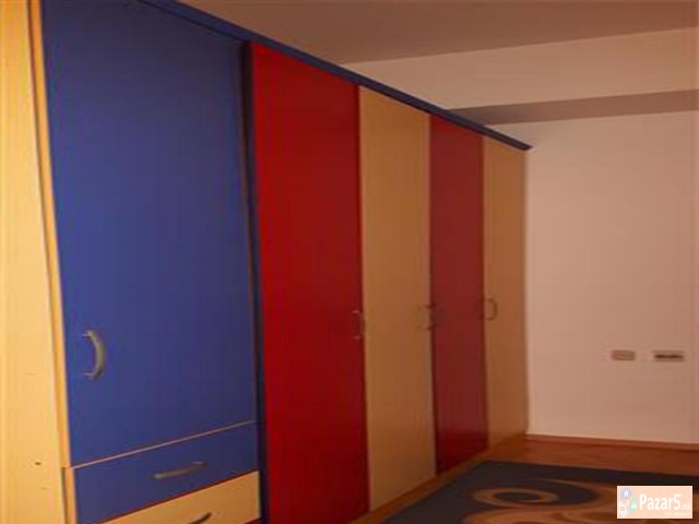 СЕ ИЗДАВА ТРОСОБЕН СТАН КАЈ НОВА ЖЕЛЕЗНИЧКА