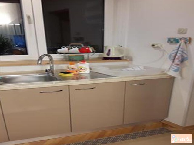 СЕ ИЗДАВА ТРОСОБЕН СТАН КАЈ НОВА ЖЕЛЕЗНИЧКА