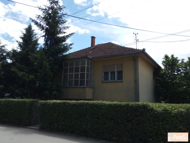 Продавам куќа во бутел 1