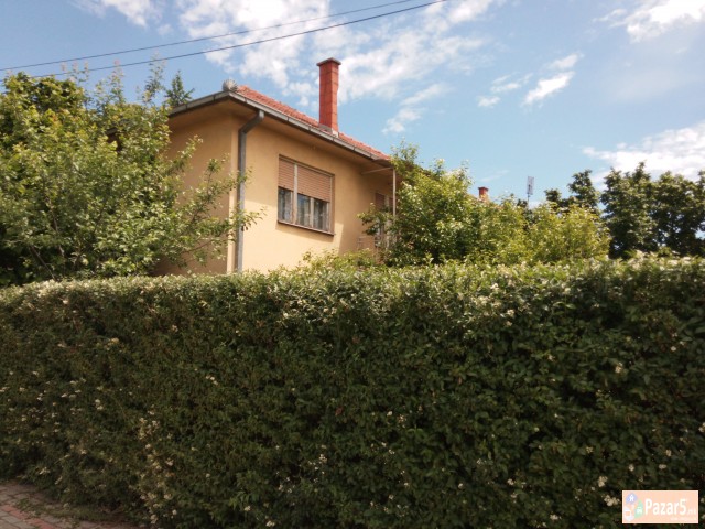 Продавам куќа во бутел 1