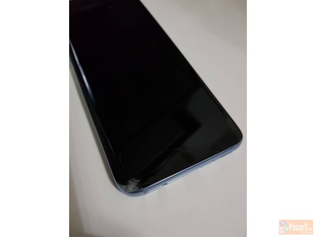 Samsung Galaxy S8  Staklo Je Malo Razbijeno