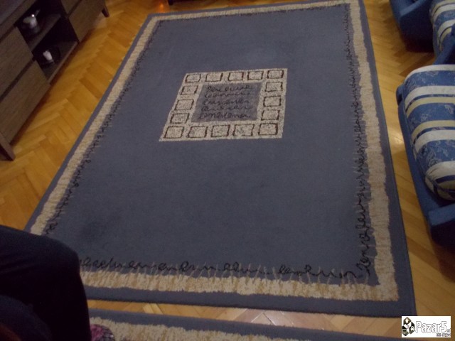 комода , дрвена маса и столици , теписи