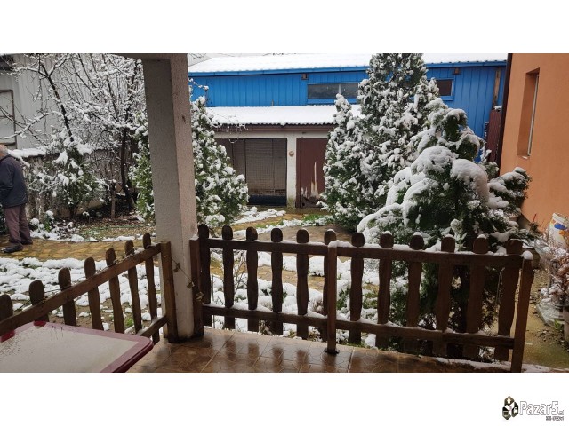 КУЌА ВО СТАКЛАРА 