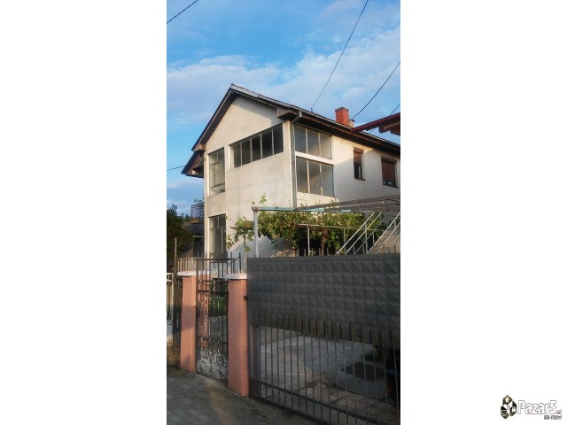 ПРОДАВАМ КУЌА!