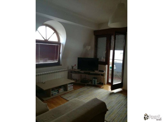 Се издава трособен стан во реонски центар Аеродром