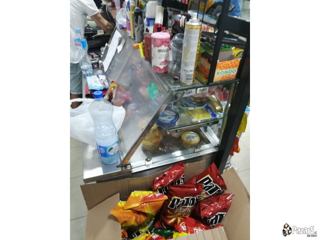 Итно продавам шанк со разладна витрина