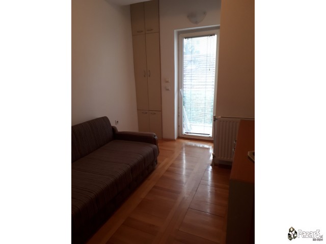 Издавам наместен стан во Центар