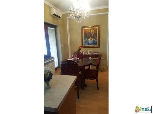 СЕ ПРОДАВА ТРОСОБЕН СТАН ВО АВТОКОМАНДА