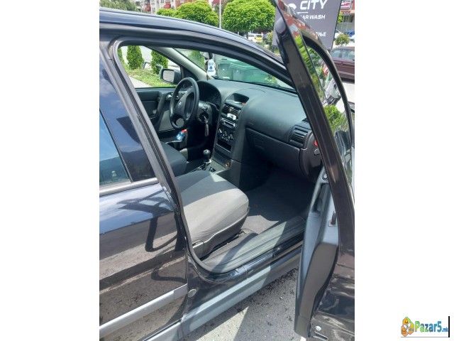 Продавам Опел Астра