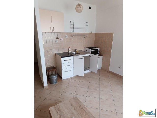 Издавам гарсоњера