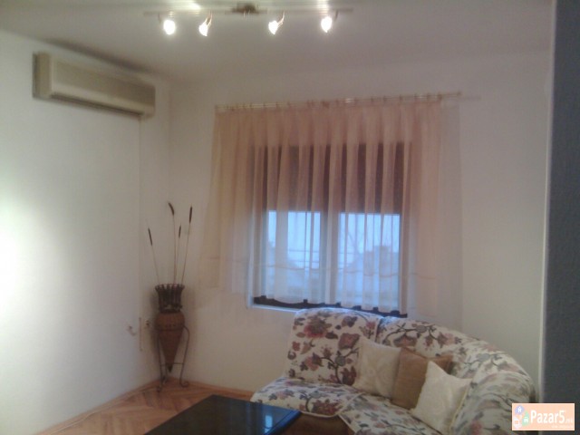 Se Izdava Sprat Od Kuka