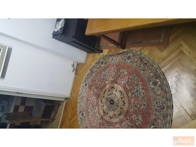 Prodavam okruglo tepih odlicno socuvan i cist 