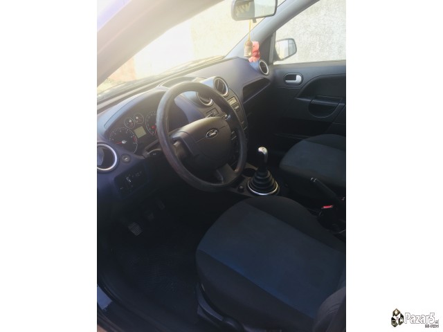 prodavam ford fiesta 1.4 bezin 2006