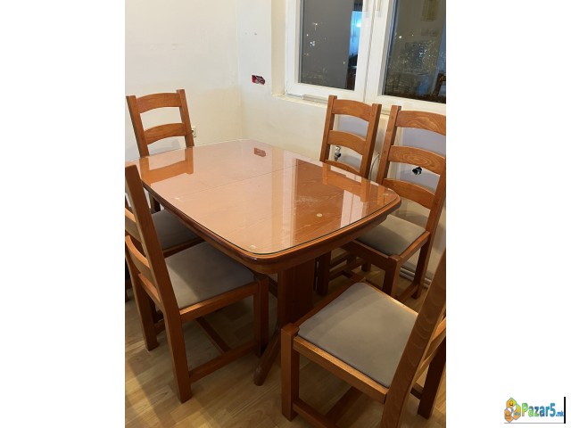 Продавам дрвена трпезариска маса со 6 столици комп