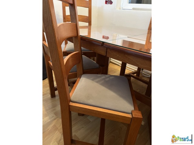 Продавам дрвена трпезариска маса со 6 столици комп