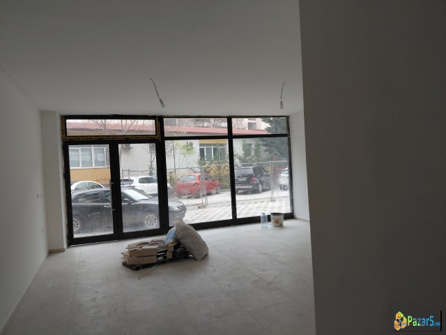 Izdavam dukan 45m2 so dve parking mesta vo Centar 