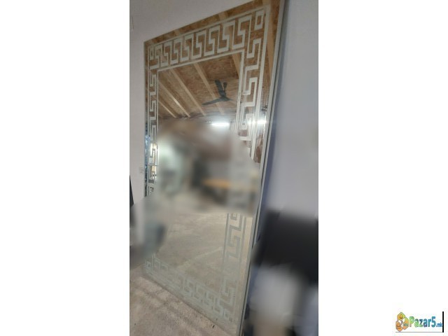 Se Prodava Ogledalo Masivno I Bogato Na Izgled 