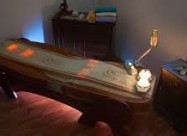 Кревет со жад камења за масажа