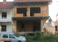 Продавам куќа карабина во центар на нас. Драчево 