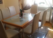 Продавам комплет трпезариска маса со 6 столици мно