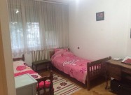 СЕ ИЗДАВА ТРОСОБЕН СТАН КАЈ НОВА ЖЕЛЕЗНИЧКА