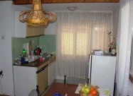 Издавам кат од куќа