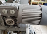 Продавам потинциометри и мотори со редуктор