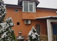 КУЌА ВО СТАКЛАРА 