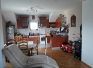 продавам куќа во Радишани