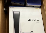 Верзија на диск со конзола на Sony Playstation 5 P