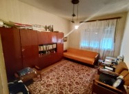 Се изнајмува наместена куќа во населба Црниче