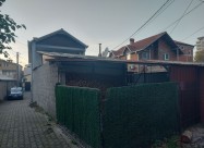 Се продава куќа на главна улица