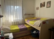 Продавам два детски кревети