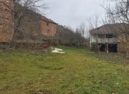 Prodavam Selski Kuki So Dvorno Mesto